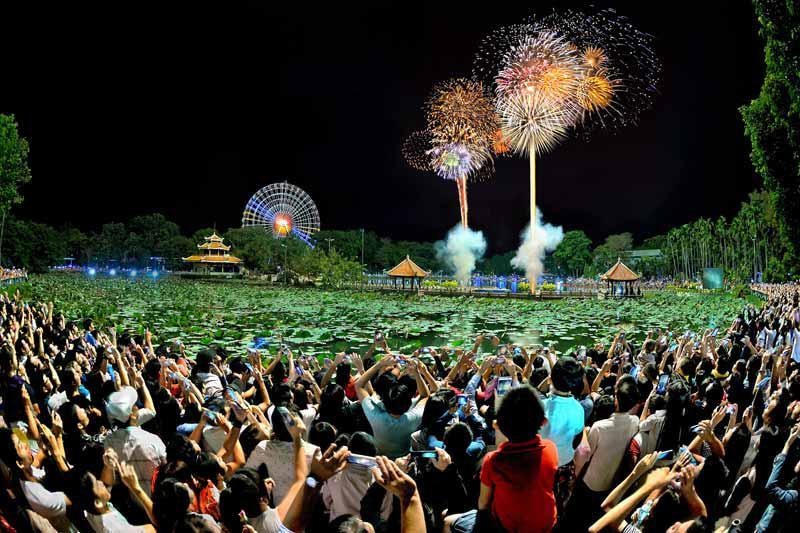 Đầm Sen là địa điểm bắn pháo hoa các ngày lễ lớn. Nguồn: damsenpark.