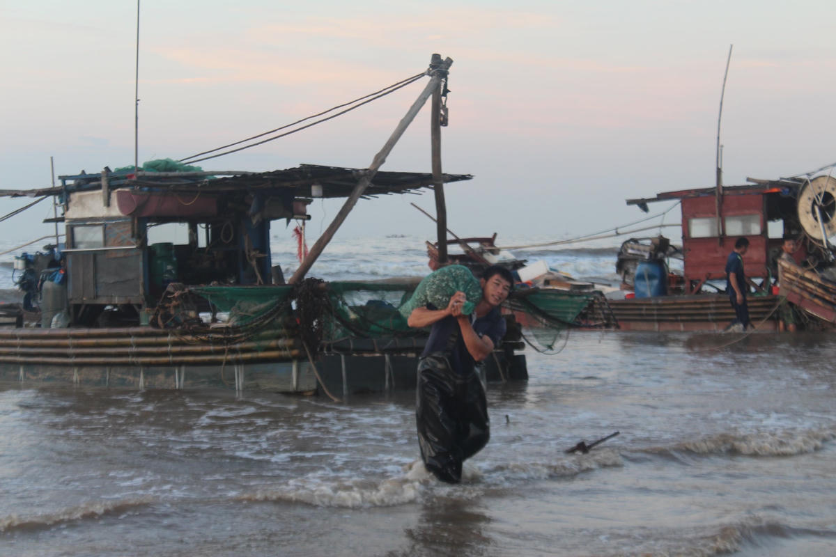 Một ngư dân trúng đậm mẻ cá đêm hôm trước.
