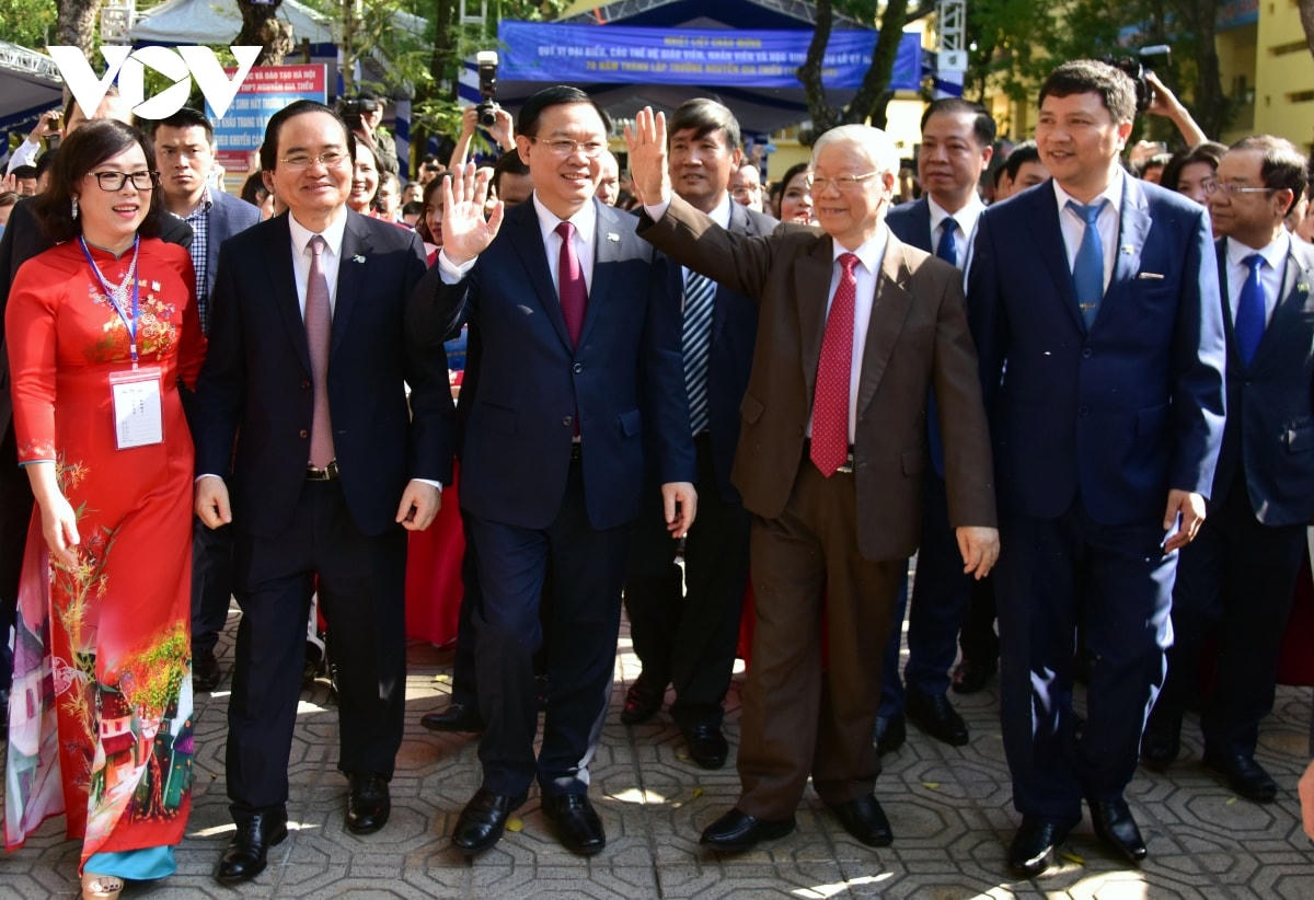   Tổng Bí thư, Chủ tịch nước Nguyễn Phú Trọng về thăm trường cũ THPT Nguyễn Gia Thiều. 