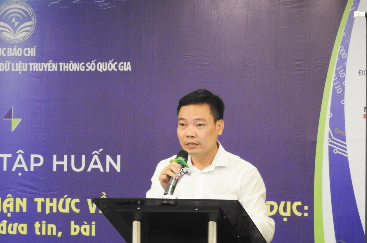 Ông Đặng Khắc Lợi, Phó Cục trưởng Cục báo chí (Bộ TT&TT), Giám đốc Trung tâm LCTTSQG phát biểu khai mạc khóa tập huấn. Ảnh Thanh Tùng