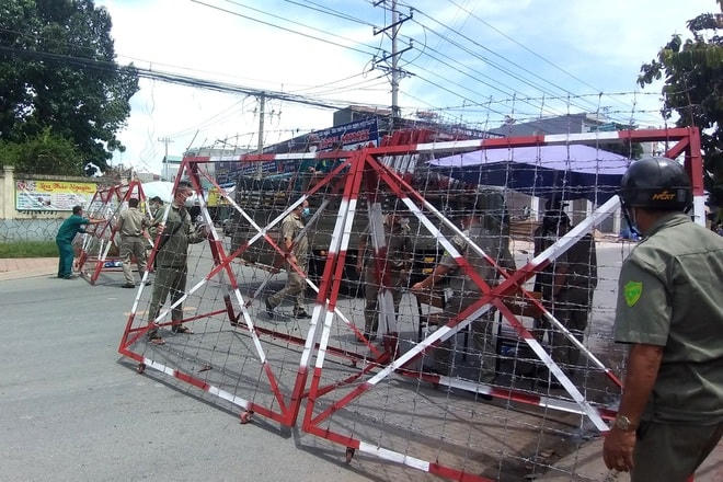 Người đàn ông đánh bảo vệ dân phố, đập phá chốt phòng dịch