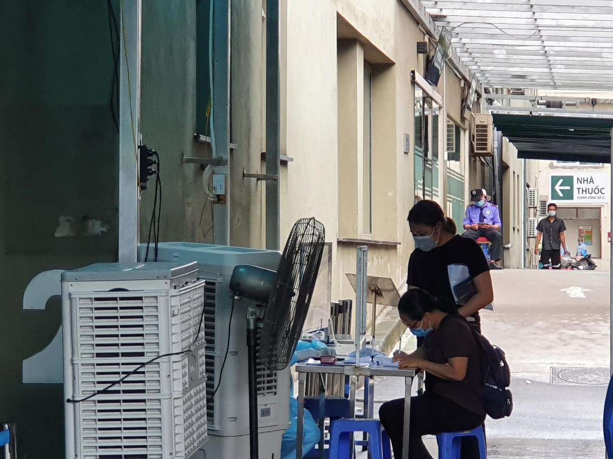 Một bệnh nhân đang tiến hành khai báo y tế tại khu vực đón tiếp của Viện Huyết học và truyền máu Trung ương.