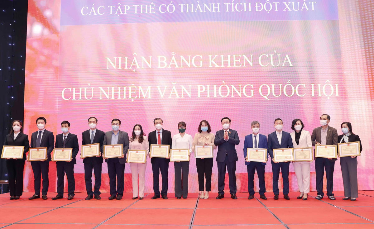Chủ tịch Quốc hội Vương Đình Huệ trao bằng khen cho các tập thể xuất sắc