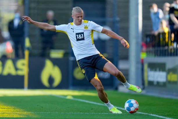 Erling Haaland đang phải ngồi ngoài vì chấn thương.