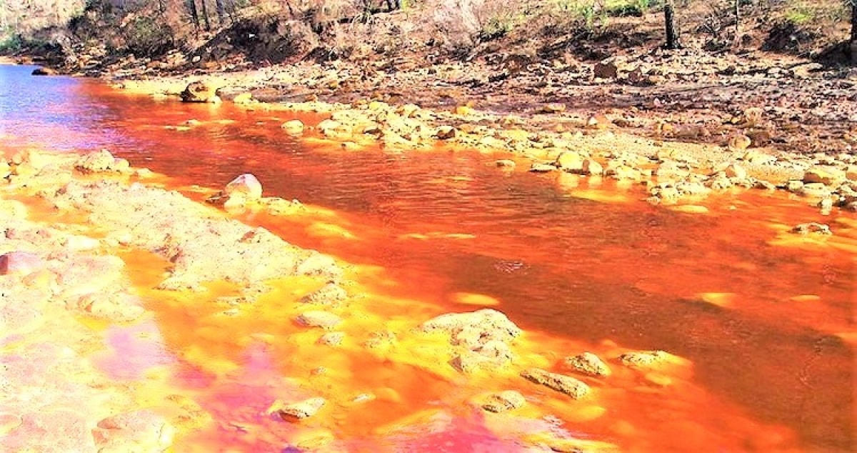 Sông Rio Tinto ở Tây Ban Nha có tính axit: Sông Rio Tinto thuộc vùng núi Sierra Morena đặc trưng bởi màu đỏ như máu và cam do sự kết hợp của nước mang tính axit, kim loại nặng và hàm lượng sắt cao, với độ pH từ 2-2,5. Con sông nằm trong Vành đai Pyrit Iberia, nơi có lượng lớn quặng và mỏ sunfua là địa điểm khai khoáng trong khoảng 5.000 năm. Rio Tinto dài khoảng 100 km duy trì màu đỏ suốt 50 km chiều dài của nó trước khi hòa trộn với các dòng chảy khác.