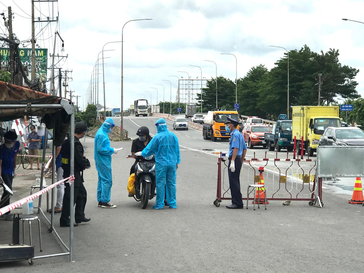 Do các quy định của từng địa phương, muốn qua ranh giới tỉnh khác vẫn không hề đơn giản.