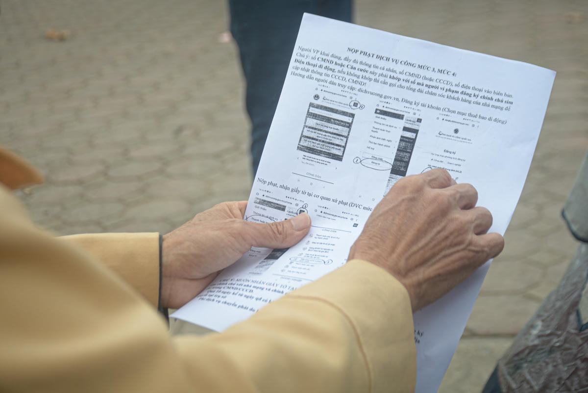 “Từ ngày 1/3 sau khi lập biên bản xử phạt vi phạm hành chính, tổ hành chính sẽ tiếp nhận biên bản, nhập lên dịch vụ hành chính công để người vi phạm thực hiện nộp phạt tại nhà. Quá trình xử lý bằng dịch vụ hành chính công sẽ đem lại nhiều lợi ích như: người vi phạm sẽ không phải đến nộp phạt tại kho bạc, quá trình xử lý hành chính công sẽ minh bạch trong công tác xử lý vi phạm hành chính, người dân không mất nhiều thời gian để đi lại”- Đại Uý Vương Thu Thảo cho biết thêm.