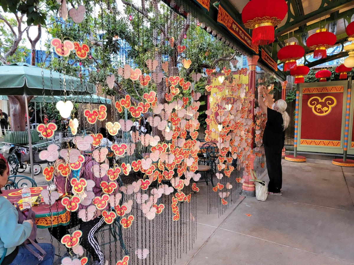 Wishing Wall - tràn ngập những mảnh giấy chứa đựng vô vàn điều ước. Ảnh: WDWNT.