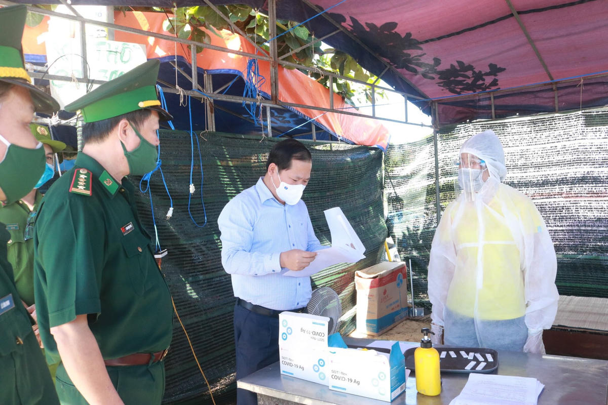 Chủ tịch UBND tỉnh Bình Định Nguyễn Phi Long kiểm tra công tác phòng, chống dịch Covid -19 tại cửa khẩu Cảng Quy Nhơn và Đề Gi.