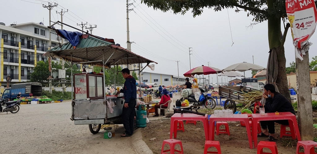 Hàng quán giăng “thiên la địa võng” dọc tuyến QL 45 để chờ công nhân tam tầm.