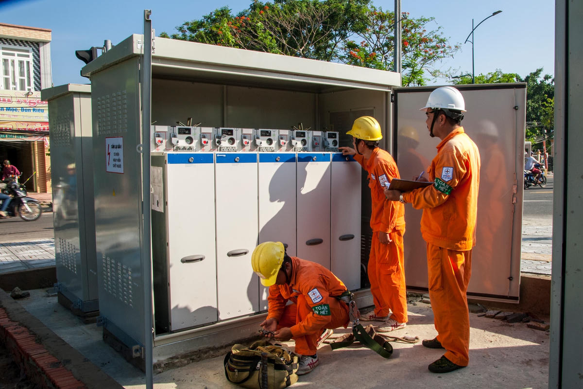 Tăng cường kiểm tra, củng cố lưới điện nhằm tránh sự cố trong mùa mưa bão.