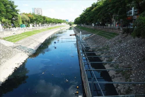 Sông Tô Lịch vẫn ô nhiễm.