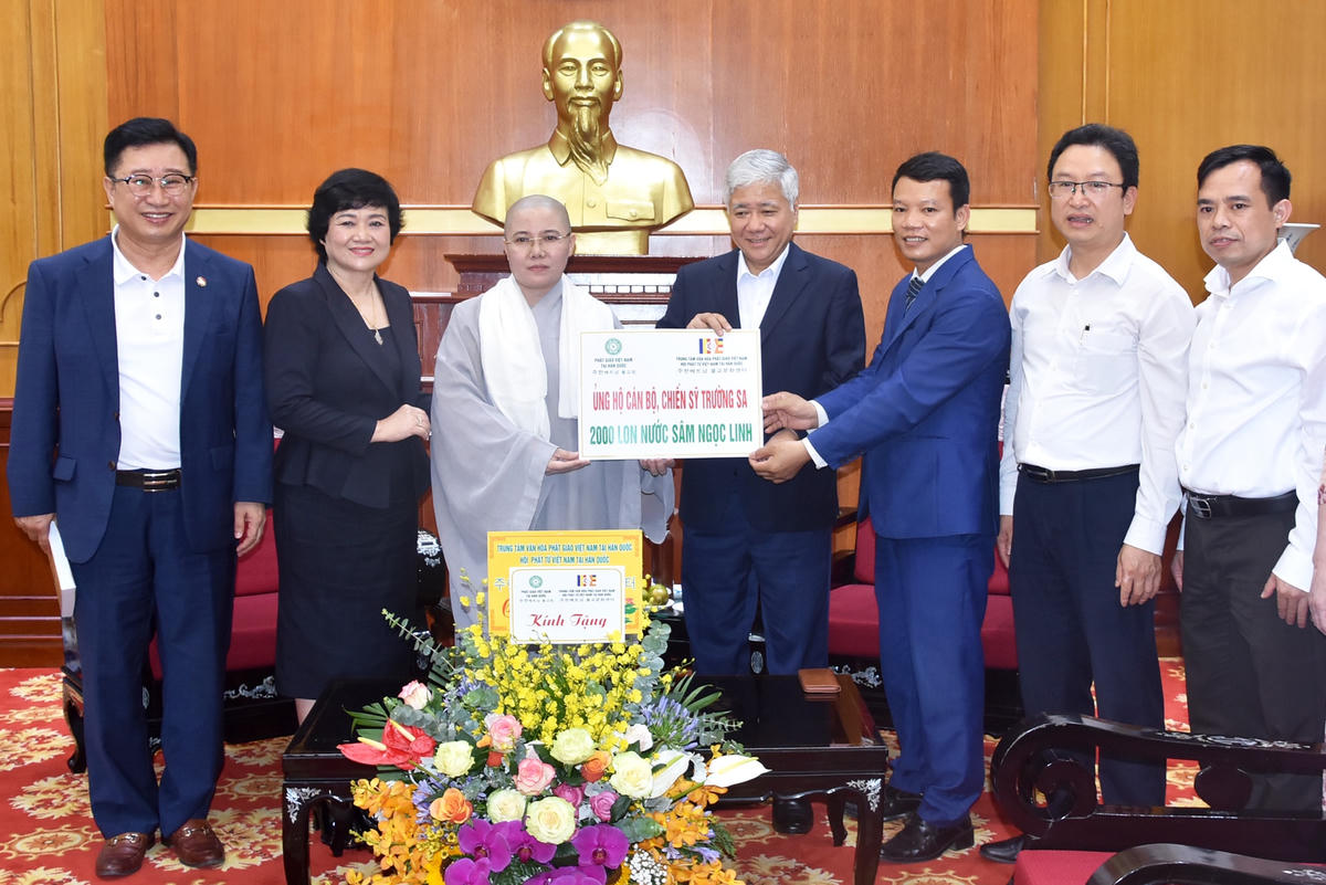 Chủ tịch Đỗ Văn Chiến tiếp nhận ủng hộ cán bộ, chiến sĩ Trường Sa từ Trung tâm văn hóa Phật giáo Việt Nam tại Hàn Quốc và Hội Phật tử Việt Nam tại Hàn Quốc.