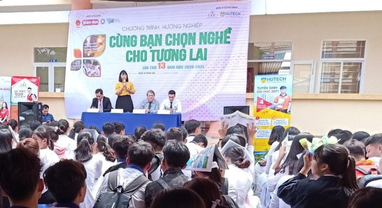 Hoạt động tư vấn hướng nghiệp tại một trường phổ thông.