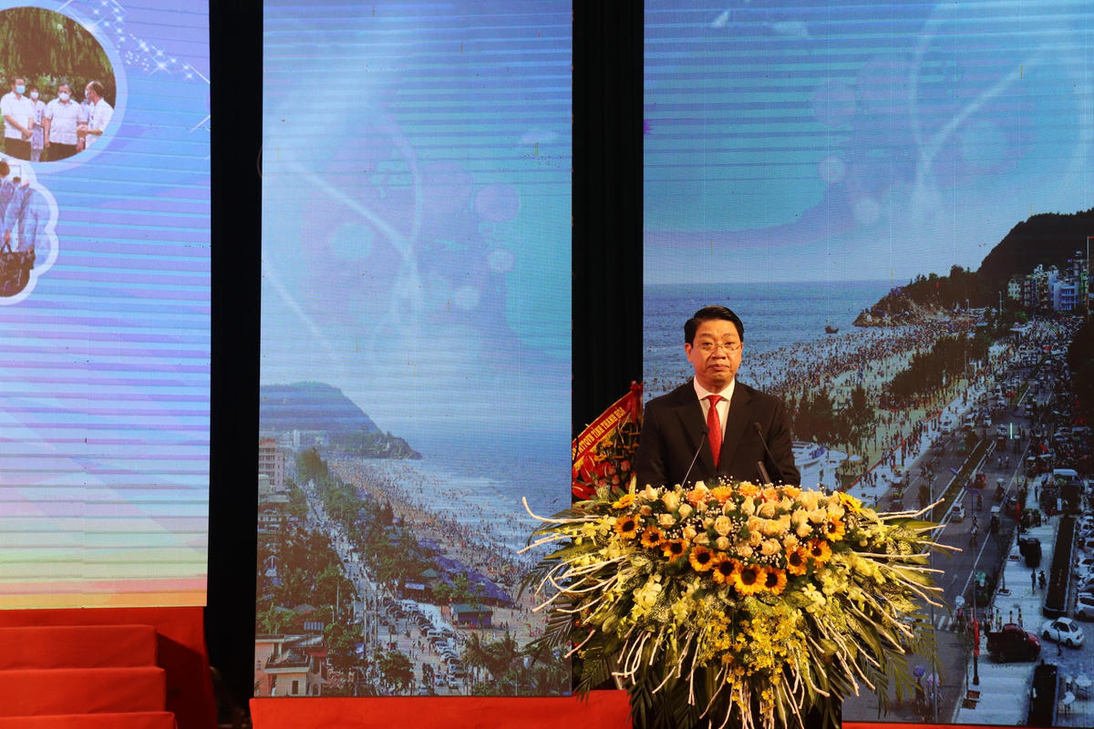 Ông Lê Đức Giang, Phó Chủ tịch UBND tỉnh Thanh Hoá trình bày báo cáo về công tác phòng, chống dịch Covid-19 trong hơn 2 năm qua.