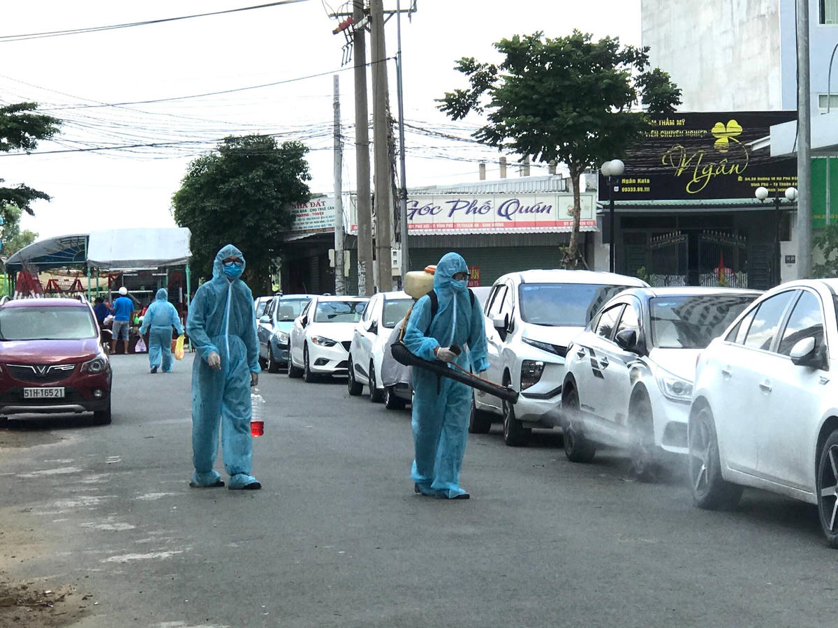 Lực lượng y tế thành phố Thuận An đang nỗ lực nhằm không để dịch lây lan trên diện rộng.  