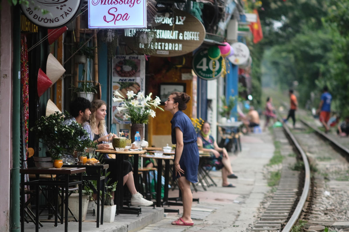 Theo UBND quận Hoàn Kiếm cho biết, các hàng quán vẫn được mở cửa đón khách thăm quan nhưng phải tuyệt đối tuân thủ các quy định an toàn đường sắt. Quận Hoàn Kiếm cũng cho biết đã chỉ đạo các Phường thường xuyên kiểm tra, nhắc nhở và xử lý nghiêm các trường hợp vi phạm về an toàn hành lang đường sắt trên tuyến này.