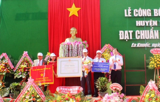 Ông Nguyễn Hoài Dương, Giám đốc Sở NN-PTNTtỉnh Đắk Lắk trao Bằng công nhận nông thôn mới, Cờ thi đua và phần thưởng 1 tỷ đồng cho xã Ea Knuếc.