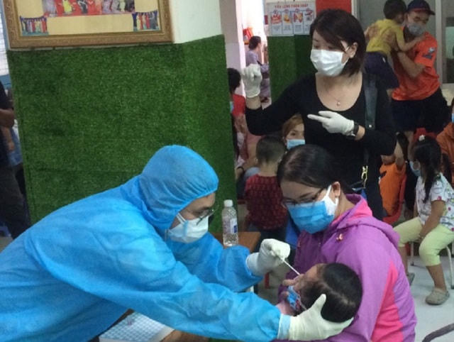 Nhóm trẻ của trường Mầm non Hoa Phượng Đỏ được cơ quan y tế lấy mẫu xét nghiệm SARS-CoV-2.