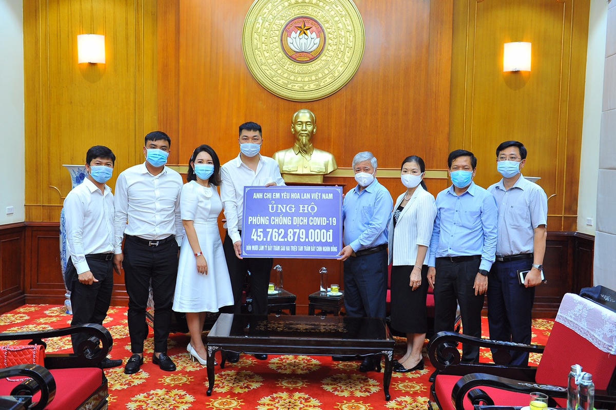 Chủ tịch Đỗ Văn Chiến và các đại biểu tại buổi tiếp nhận ủng hộ.