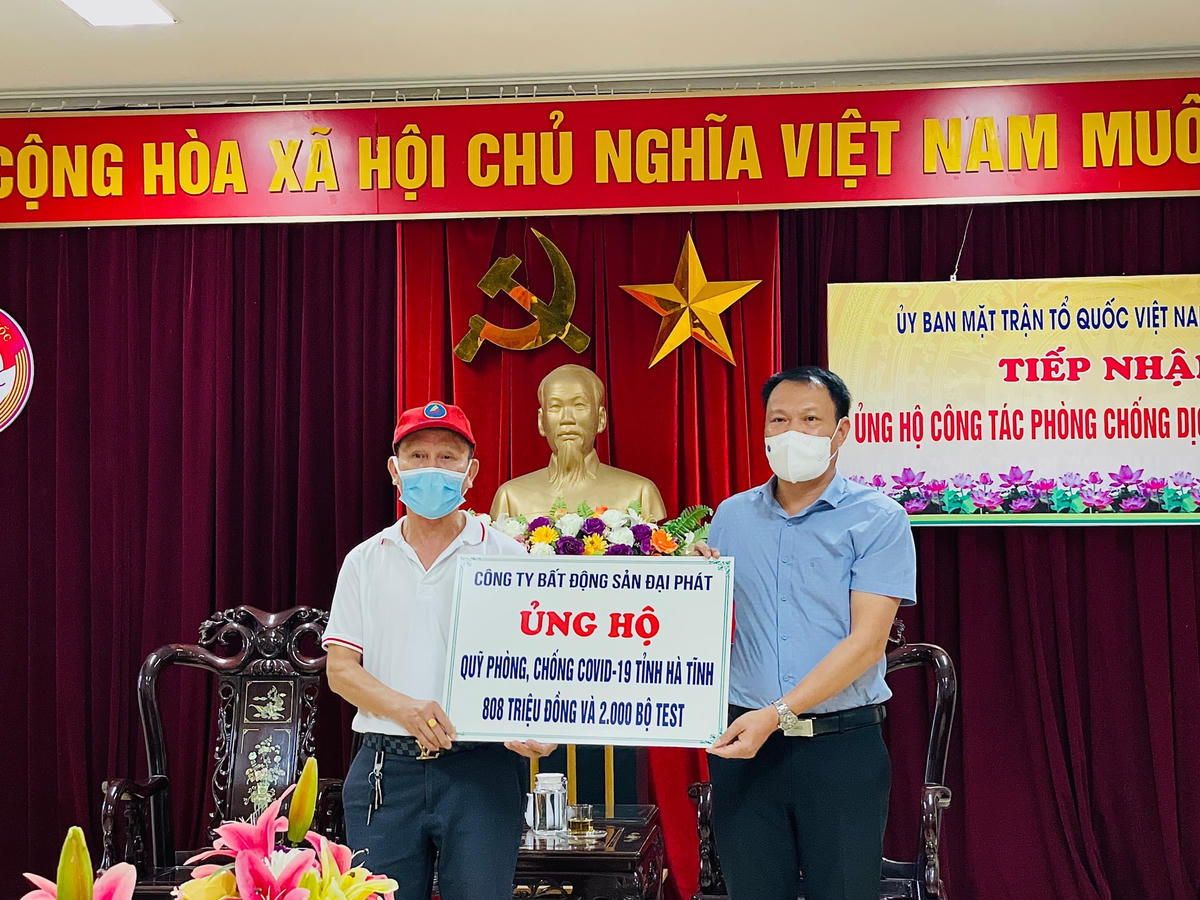 Đại diện Ủy ban MTTQ tỉnh Hà Tĩnh tiếp nhận ủng hộ từ Công ty bất động sản Đại Phát.