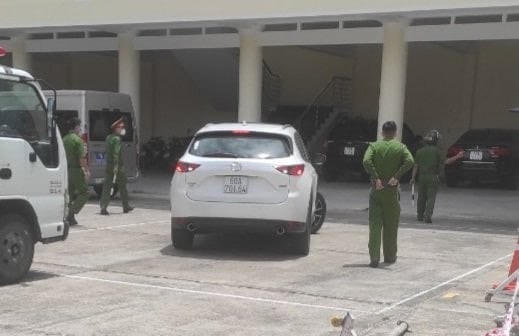 Chiếc ôtô vi phạm tại trụ sở Công an TP Quy Nhơn.