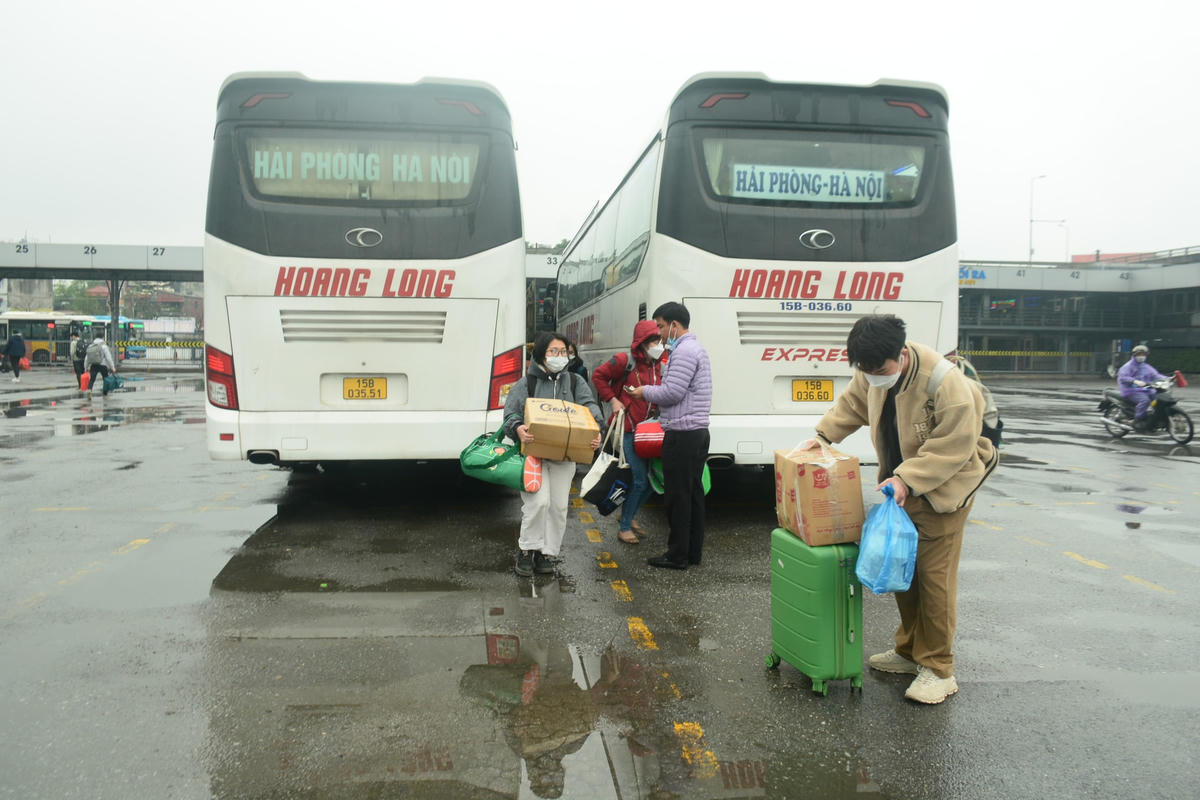 Phó giám đốc bến xe Nước Ngầm, Trịnh Hoài Nam cho biết: “Sau kỳ nghỉ Tết Nguyên đán năm nay, lượng hành khách quay trở lại Hà Nội khá thấp chỉ đạt khoảng 30% so với các năm trước. Tuy nhiên, tại bến xe cũng huy động 100% nhân viên phục vụ công tác đảm bảo an ninh trật tự và phòng chống dịch bệnh Covid- 19".