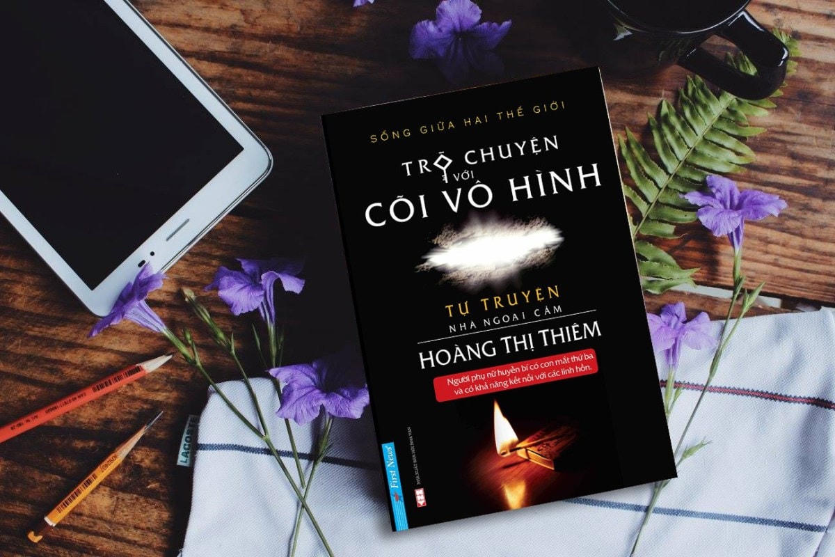 Cuốn sách Trò chuyện với cõi vô hình do First News phát hành.
