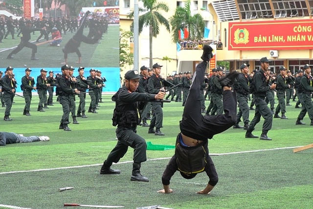                          Cảnh sát chống bạo động dùng khiên biểu diễn đấu đối kháng.