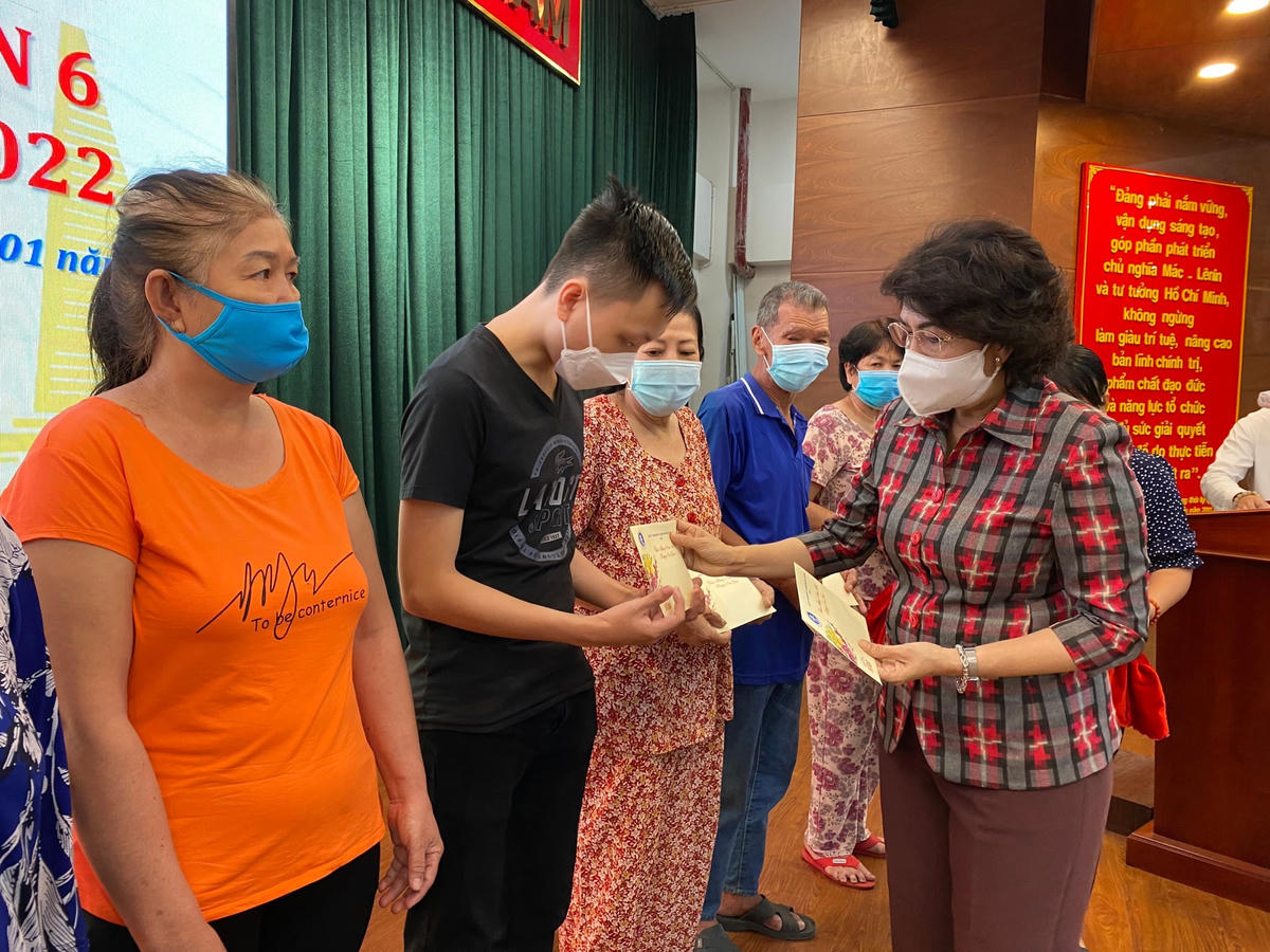 Chủ tịch Ủy ban MTTQVN TP HCM Tô Thị Bích Châu trao quà Tết cho đại diện các gia đình khó khăn.