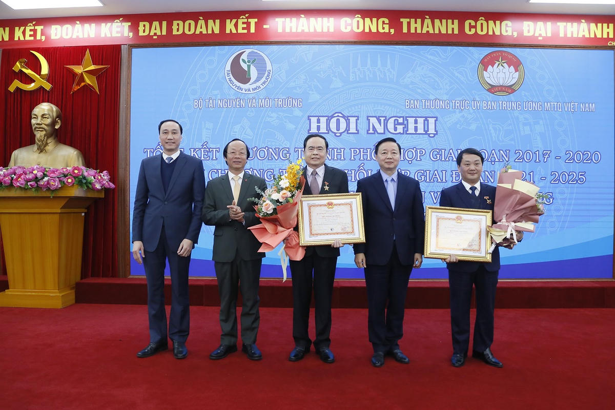 Bộ trưởng Trần Hồng Hà trao kỷ niệm chương "Vì sự nghiệp Tài nguyên và Môi trường" cho Chủ tịch Trần Thanh Mẫn và Phó Chủ tịch - Tổng Thư ký Hầu A Lềnh.
