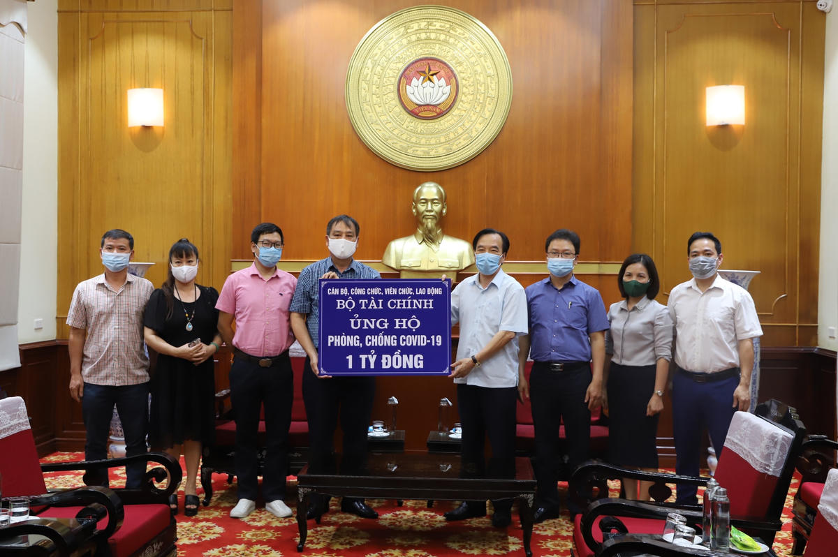 Phó Chủ tịch Ngô Sách Thực tiếp nhận ủng hộ từ cán bộ, công chức, viên chức, lao động Bộ Tài chính.