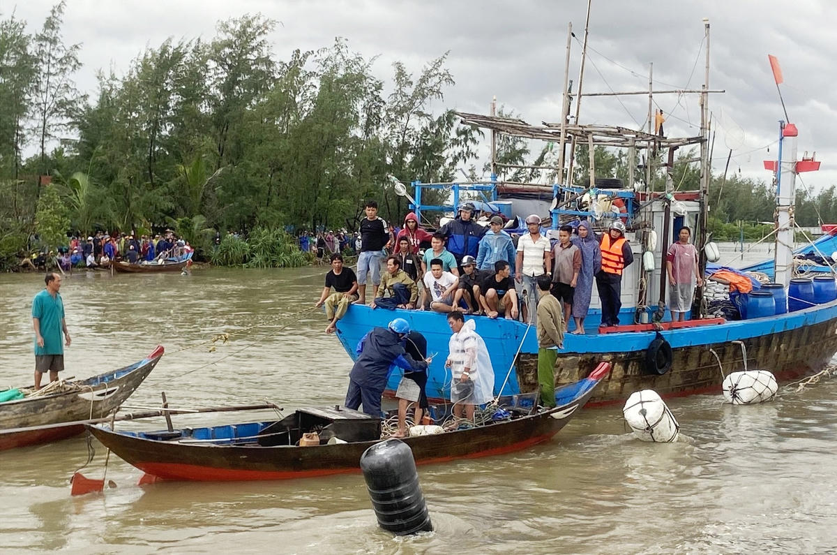 Lực lượng chức đang vớt thi thể của 2 cha con ở tàu QNa 90499 TS.