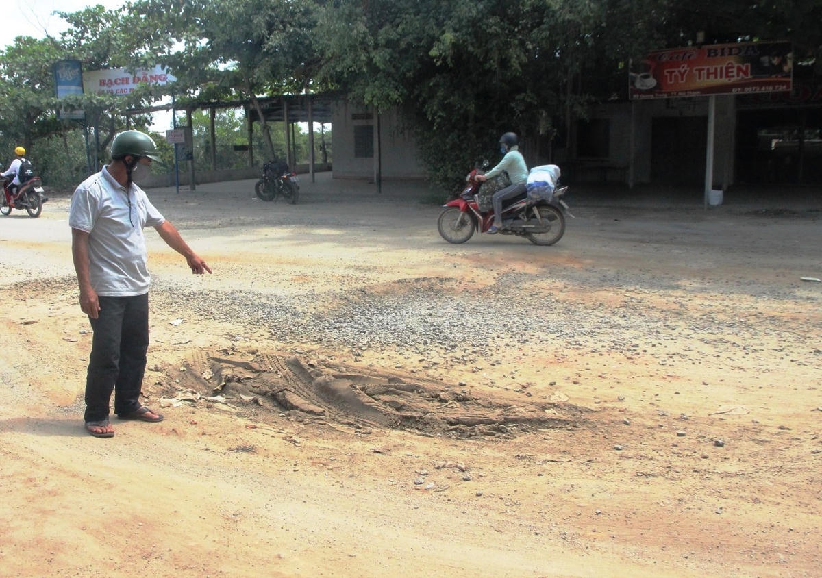 Ông Nguyễn Sự chỉ đường Quang Trung xuống cấp.
