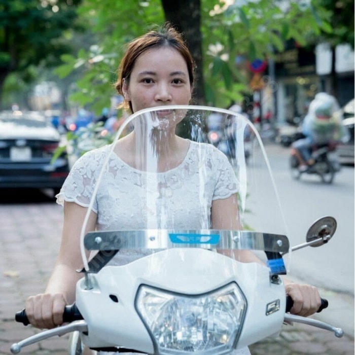 Kính chắn gió xe máy hạn chế tác động trực tiếp của gió vào cơ thể, đặc biệt là vùng mặt.