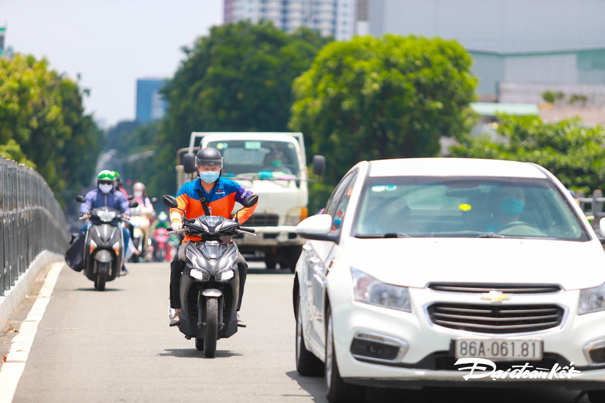 Lượng phương tiện tham gia giao thông tăng đột biến trong ngày 21/8.