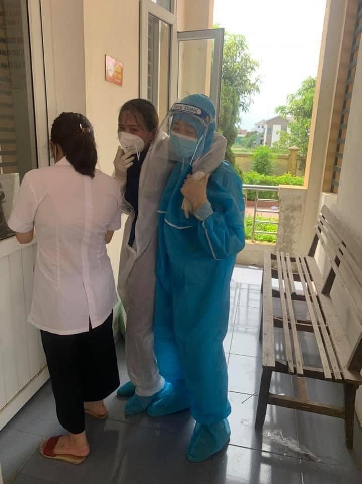 Đang lấy mẫu xét nghiệm ở xã Thạch Trung, TP Hà Tĩnh, điều dưỡng Lê Thị Duyên bất ngờ ngất xỉu.