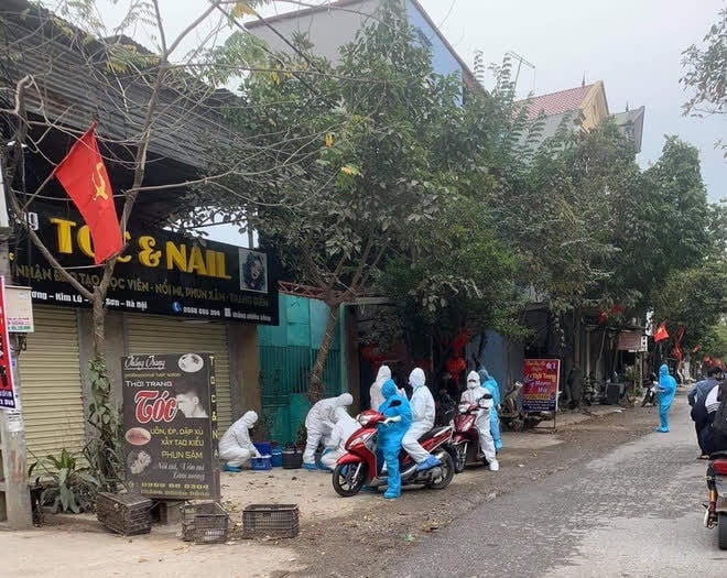 Nơi sinh sống của ca nghi nhiễm Đ.V.Tr. (Sóc Sơn, Hà Nội) cũng đang được lực lượng chức năng tiến hành phong tỏa, phun khử khuẩn. (Ảnh: Phương Thảo).