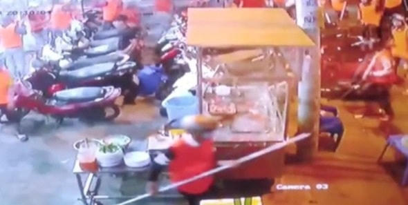 Gần 200 thanh thiếu niên cùng mặc áo cam, mang hung khí đánh người, đập quán ốc.