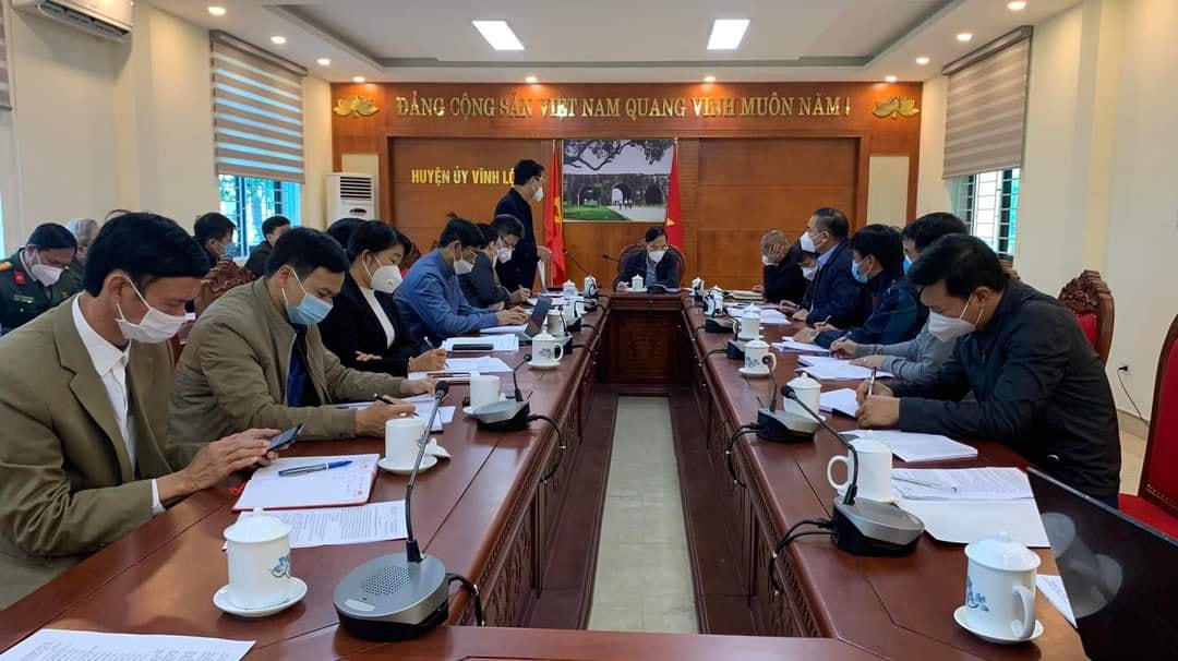 Ông Đầu Thanh Tùng, Phó Chủ tịch UBND tỉnh Thanh Hóa cùng lãnh đạo Sở Y tế trực tiếp chỉ đạo công tác khoanh vùng, dập dịch tại huyện Vĩnh Lộc.