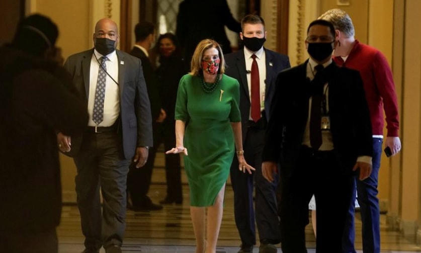 Chủ tịch Hạ viện Nancy Pelosi sau thỏa thuận về gói cứu trợ Covid-19. Ảnh: Reuters.