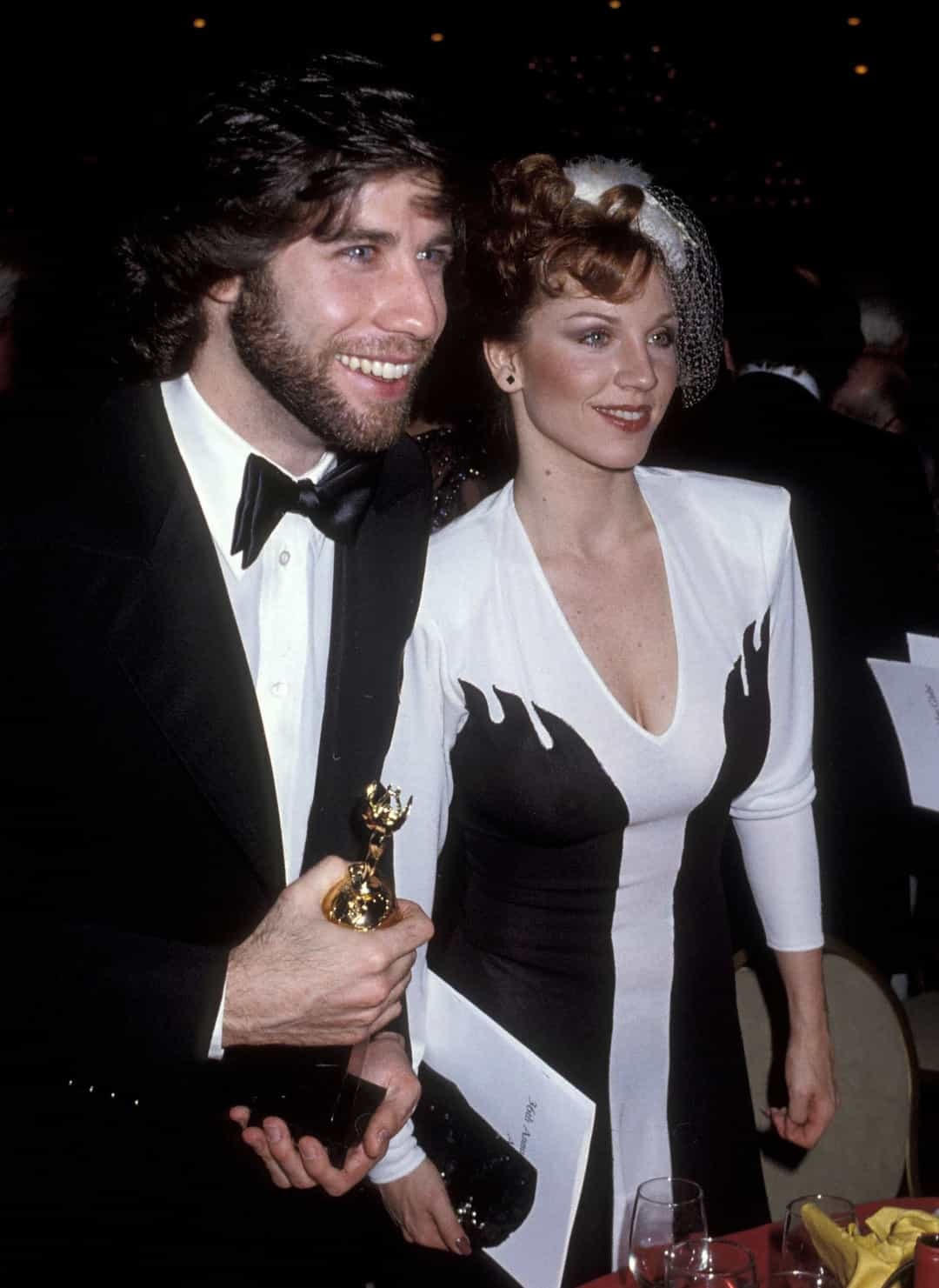 Nữ diễn viên Marilu Henner cùng John Travolta, diện một bộ trang phục đen và trắng rất tinh xảo, năm 1979.  