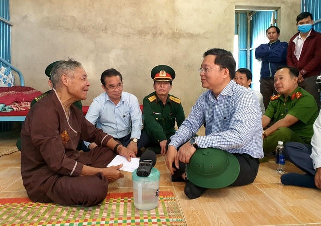 Chủ tịch tỉnh Quảng Nam - ông Lê Trí Thanh (mặc áo sơ mi ca-rô) trò chuyện với ông Hồ Văn Deo.  