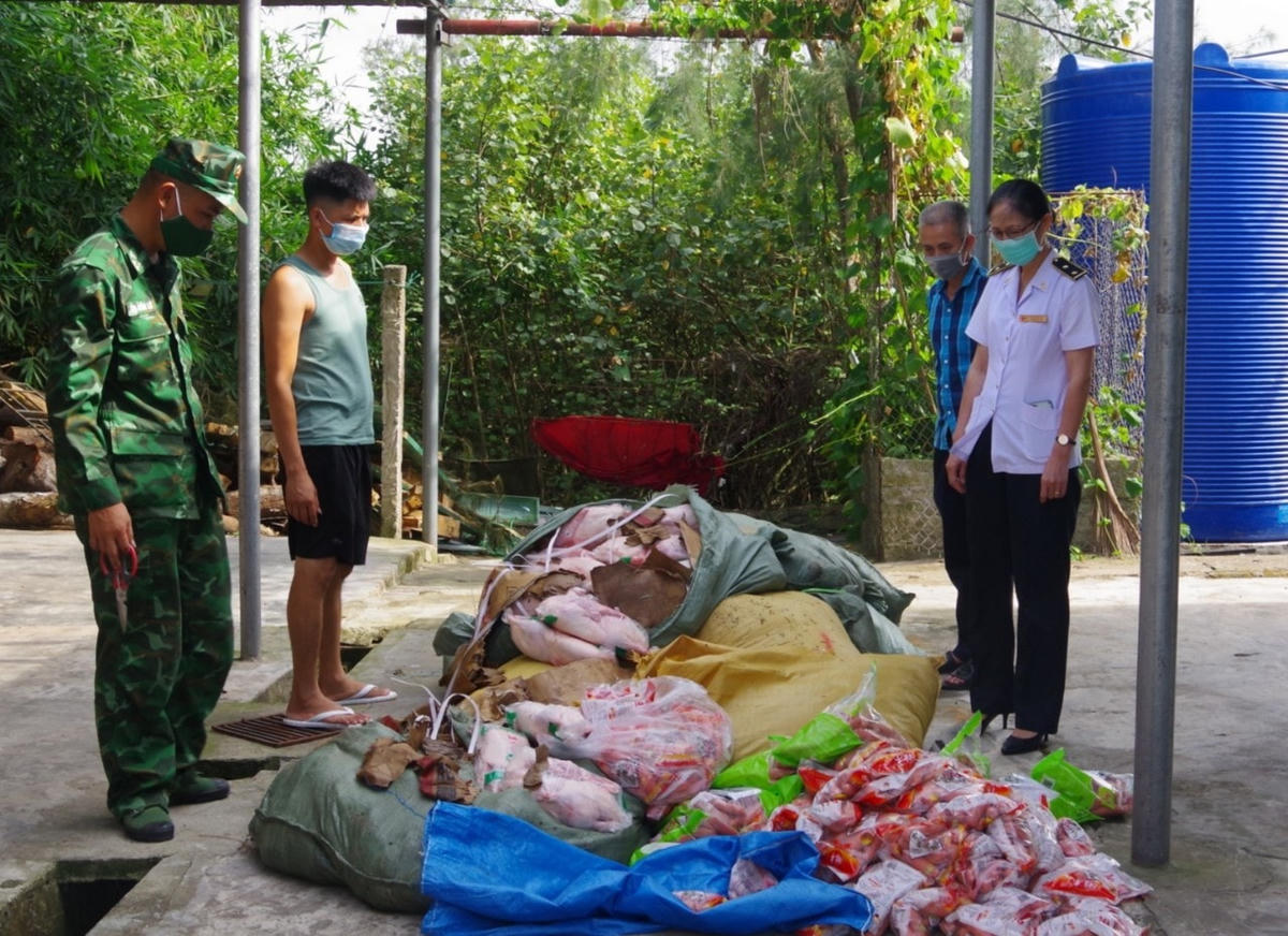 Số thực phẩm không rõ nguồn gốc bị lực lượng BĐBP bắt giữ.