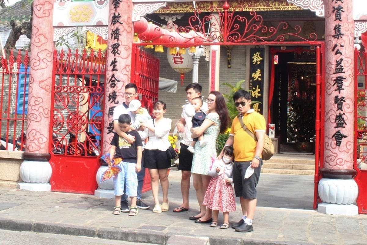 Một gia đình du lịch ở Hội An chụp ảnh lưu niệm.