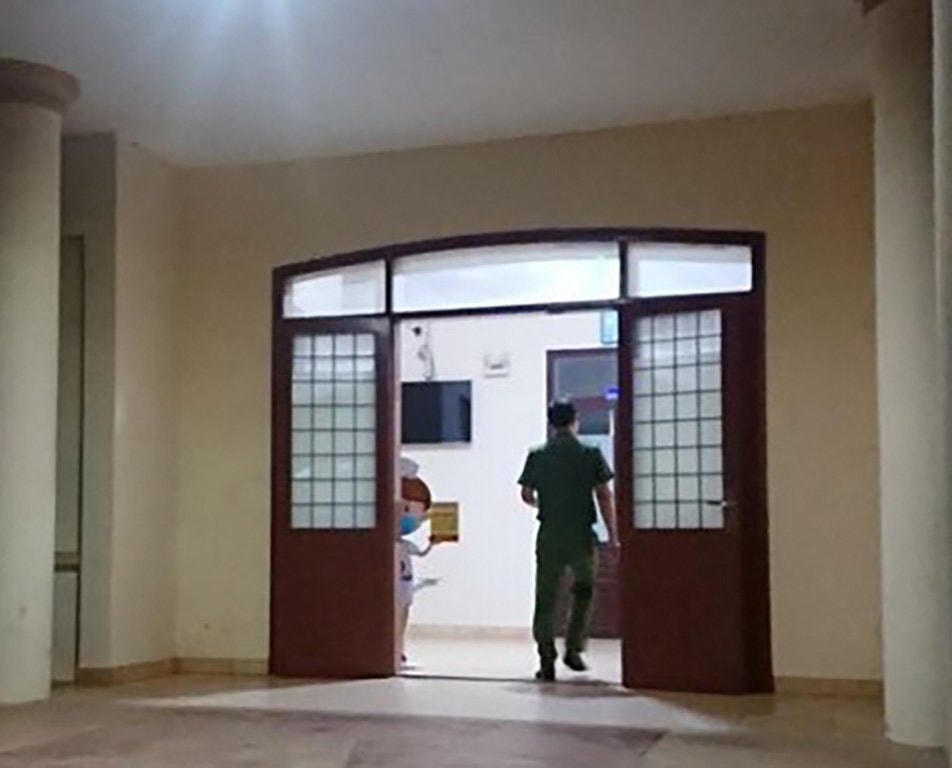 Khám xét phòng làm việc của cán bộ Sở Y tế Đắk Lắk.