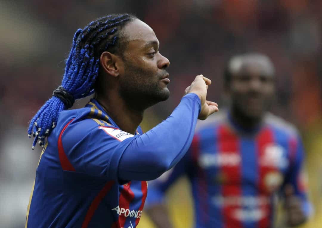 Những bím tóc đầy màu sắc của cầu thủ người Brazil Vagner Love.  