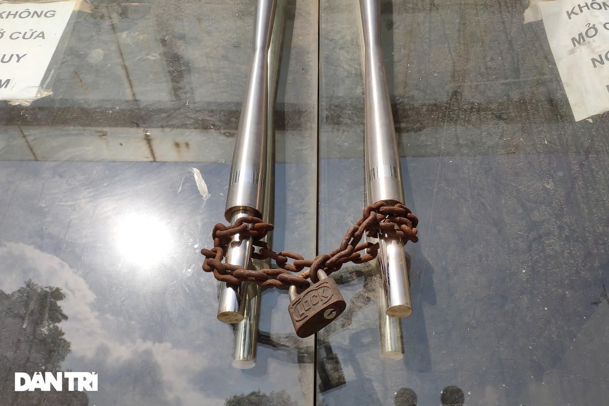 Các lối ra vào tòa nhà ở trong tình trạng "cửa đóng then cài".