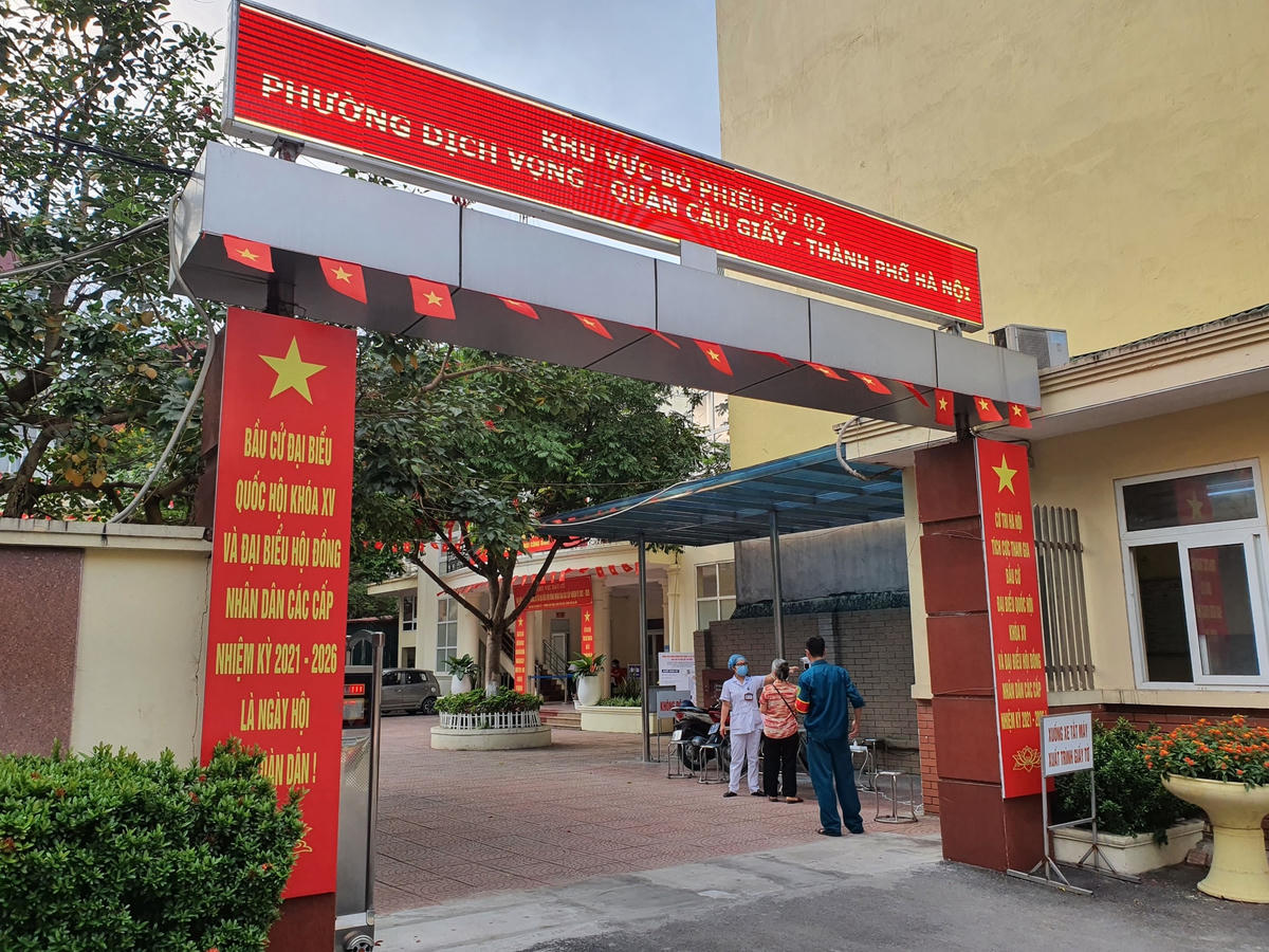 Dù chưa đến giờ bỏ phiếu nhưng đã có nhiều cử tri đến khu vực bầu cử. Ảnh: Hoàng Chiến.
