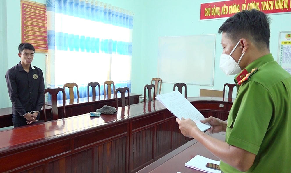 Cơ quan CSĐT Công an huyện Châu Thành tống đạt quyết định khởi tố vụ án, khởi tố bị can và lệnh bắt tạm giam đối với bị can Nguyễn Trọng Hửu.